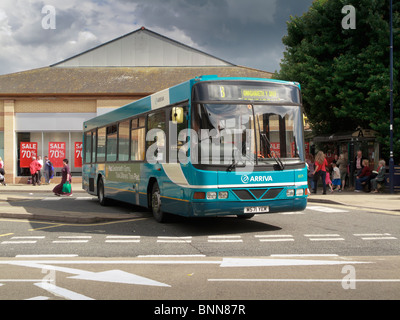 Un bus arriva à un arrêt d'autobus à Aberystwyth wales uk Banque D'Images