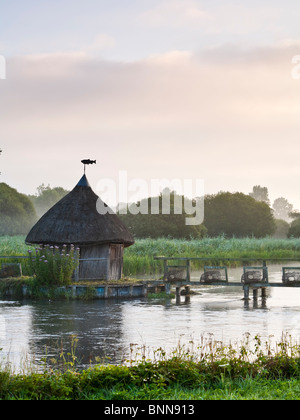 Tatched hut et pêche de la rivière Eel ce piège à Longstock Test Hampshire UK Banque D'Images