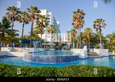 La piscine de l'hôtel Caribe Hilton Resort de San Juan, Porto Rico, Antilles. Banque D'Images