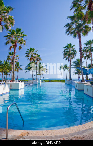 La piscine de l'hôtel Caribe Hilton Resort de San Juan, Porto Rico, Antilles. Banque D'Images