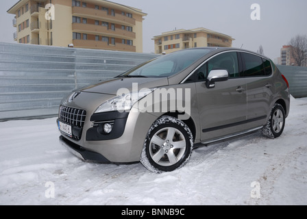 Peugeot 3008 1.6 HDI - MA 2010 - Argent métallisé - populaires français de la classe moyenne inférieure, voiture crossover segment C - ville Banque D'Images