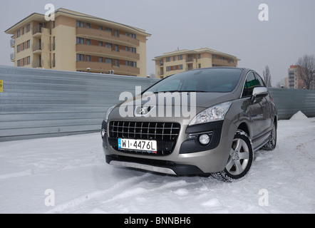 Peugeot 3008 1.6 HDI - MA 2010 - Argent métallisé - populaires français de la classe moyenne inférieure, voiture crossover segment C - ville Banque D'Images