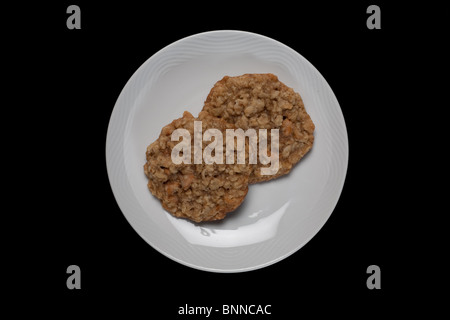 Des petits biscuits sur une plaque blanche. Banque D'Images