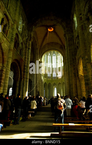 Les gens de prier dans l'abbaye, le Mont St Michel, France Banque D'Images