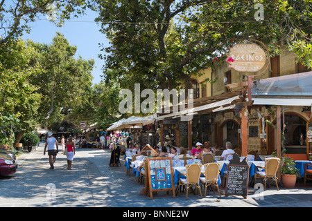 Restaurants et tavernes sur Orfeos Street dans la vieille ville, la ville de Rhodes, Rhodes, Grèce Banque D'Images