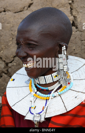 Masaï avec bijoux collier autour de son cou , Ngogongoro Conservation Area, Tanzanie Banque D'Images