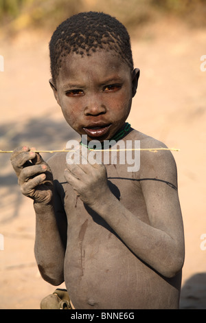 Portrait of boy Hadza, groupe ethnique vivant dans la région du lac Eyasi, Tanzanie Banque D'Images