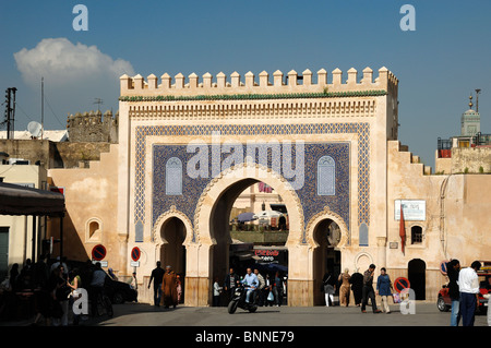 Arche orientale, arche maure ou arche à cheval ou porte principale de Bab Bou Jeloud, porte ou entrée à la médina ou à la vieille ville, Fès, Moroco Banque D'Images
