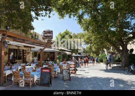 Restaurants et tavernes sur Orfeos Street dans la vieille ville, la ville de Rhodes, Rhodes, Grèce Banque D'Images