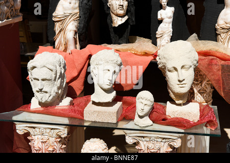 Bustes en vente dans une boutique dans la vieille ville, la ville de Rhodes, Rhodes, Grèce Banque D'Images