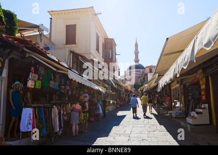 Boutiques sur Odos (Socrates Socratous Street) avec la Mosquée de Soliman en haut, la vieille ville de Rhodes, Rhodes, Grèce Banque D'Images