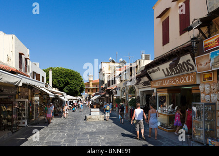 Boutiques sur Odos (Socrates Socratous Street) dans la vieille ville, la ville de Rhodes, Rhodes, Grèce Banque D'Images