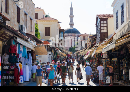 Boutiques sur Odos (Socrates Socratous Street) avec la Mosquée de Soliman en haut, la vieille ville de Rhodes, Rhodes, Grèce Banque D'Images