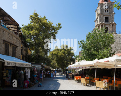 Boutiques et restaurants par le tour de l'horloge sur Orfeos Street dans la vieille ville, la ville de Rhodes, Rhodes, Grèce Banque D'Images