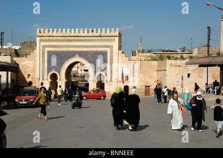 Arche orientale, arche maure ou arche à cheval ou porte principale de Bab Bou Jeloud, porte ou entrée à la médina ou à la vieille ville, Fès, Moroco Banque D'Images