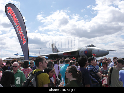 RAF Vulcan Bomber et les spectateurs à Farnborough Airshow 2010 Banque D'Images