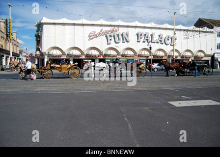 Calèches en face du Fun Palace sur la Promenade centrale Blackpools Banque D'Images