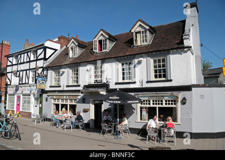 Les clients du wagon et des chevaux sur le pavé de Hartley Wintney, Hook, Hampshire, Royaume-Uni. Banque D'Images