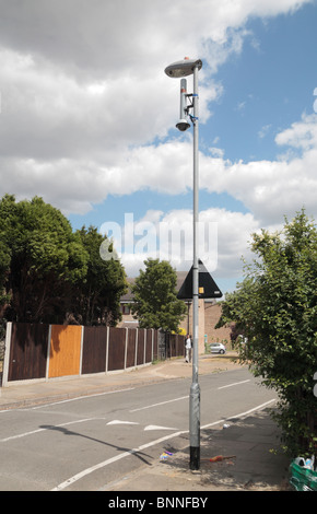 D'un côté rue caméra de surveillance sur un lampadaire à Hounslow, Middx, UK. Banque D'Images