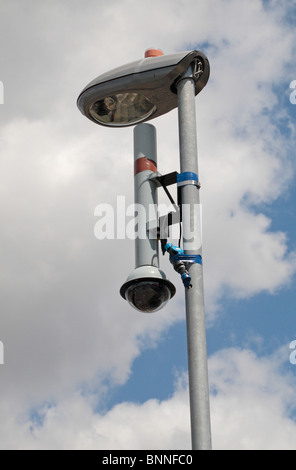 D'un côté rue caméra de surveillance sur un lampadaire à Hounslow, Middx, UK. Banque D'Images