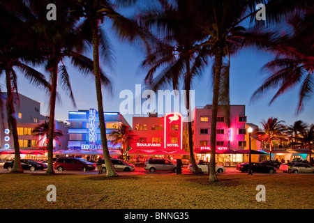 Éclairé au néon Art Déco bâtiments historiques, Ocean Drive, Miami South Beach, Florida Banque D'Images