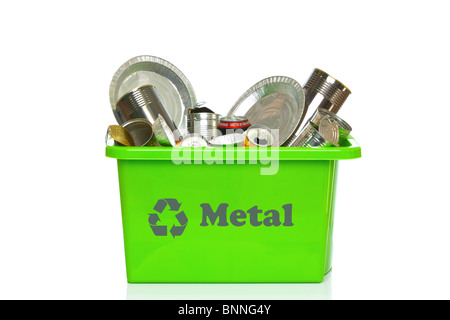 Photo d'un bac de recyclage de métal vert isolé sur un fond blanc. Banque D'Images