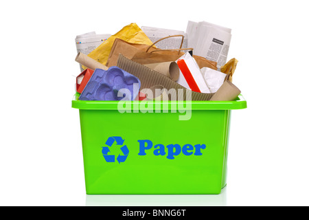 Photo d'un bac de recyclage du papier vert isolé sur un fond blanc. Banque D'Images