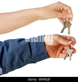 L'homme et la femme's Hands Holding Out House ou de clés du véhicule isolé sur un fond blanc avec des chemins de détourage pour chacun. Banque D'Images