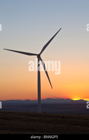 Éolienne au crépuscule, Banque D'Images