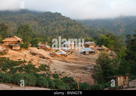 Un village Akha dans le Nord du Laos Banque D'Images