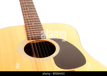 Une guitare acoustique 12 cordes sur blanc Banque D'Images