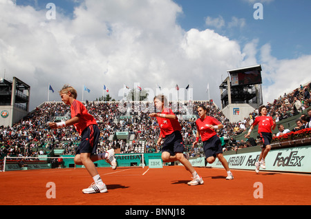 Ballkids sont en cours d'exécution sur cour court Suzanne-Lenglen à l'Open de France 2010, de Roland Garros, Paris Banque D'Images