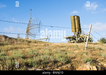 Les radars militaires et véhicule sur une base militaire secrète Banque D'Images