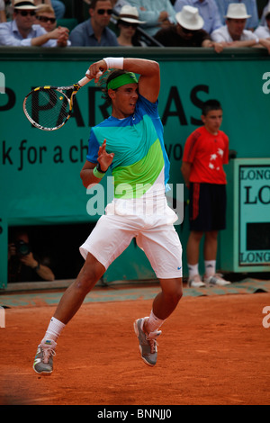 Rafael Nadal de l'Espagne en action à l'Open de France 2010, Roland Garros, Paris, France Banque D'Images