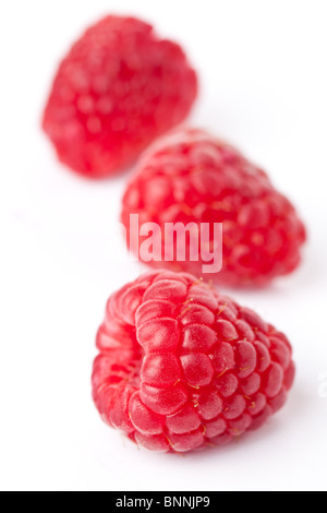 Framboise rouge sur fond blanc Banque D'Images