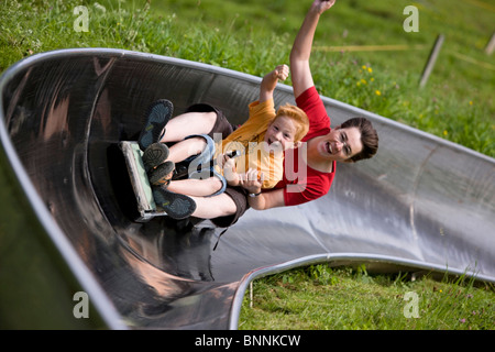 Suisse swiss family fun joke luge d'enfant mère route glisser gigantesque portrait Goldingen sports center et Banque D'Images