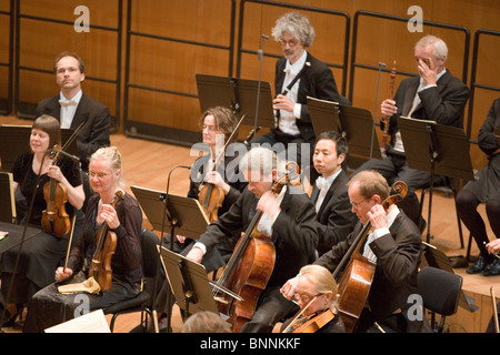 Les membres de l'Orchestre Philharmonique de Anima Eterna effectuer sur scène à MUPA, Conductor : Jos van Immerseel le 27 avril, 2010 Banque D'Images