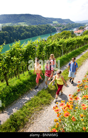 Suisse Le Groupe suisse à pied randonnée pédestre sentier de cinq personnes le débit de la rivière canton Zurich Swiss Trails 2009 vignoble Rhin Eglisau Banque D'Images