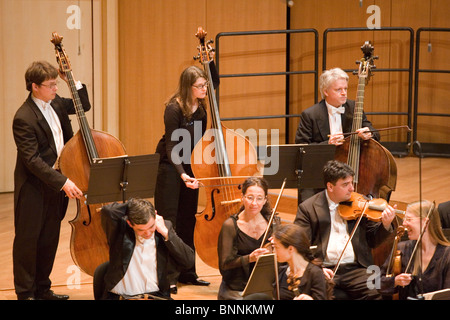Les membres de l'Orchestre Philharmonique de Anima Eterna effectuer sur scène à MUPA, Conductor : Jos van Immerseel le 27 avril, 2010 Banque D'Images