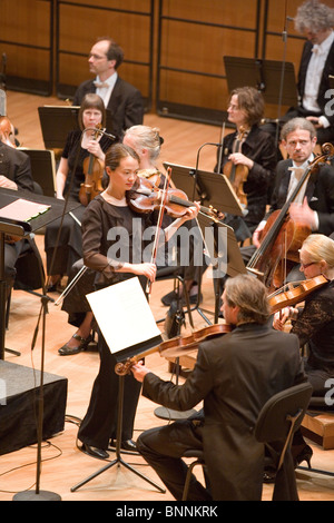 Les membres de l'Orchestre Philharmonique de Anima Eterna effectuer sur scène à MUPA, Conductor : Jos van Immerseel le 27 avril, 2010 Banque D'Images