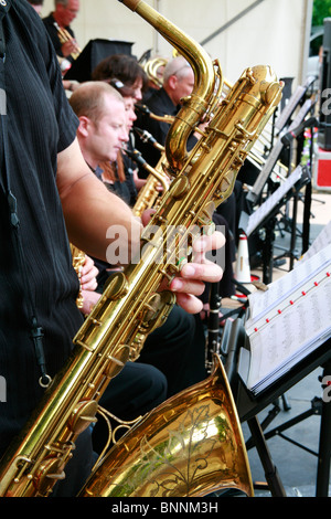 Saxaphone player dans le brass band à pique-nique dans le parc burnham on sea Banque D'Images