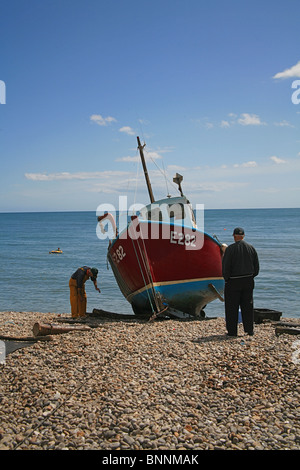 Bateau de pêche tiré au sec sur la plage à Beer, Devon, England, UK Banque D'Images