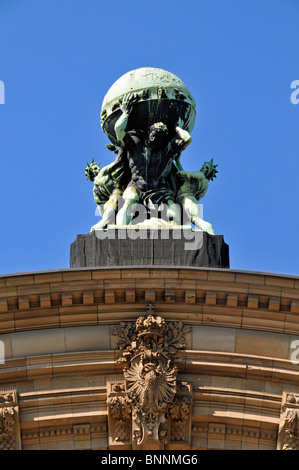Détail de l'architecture sculpture sculpture façade atlas de la gare des Chemins de Fer Fédéraux Allemand Allemagne Europe Europe go Banque D'Images