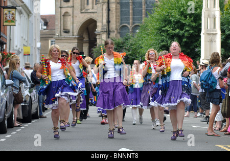 Femmes lâche morris dancers dans la procession à la Warwick Folk Festival Banque D'Images