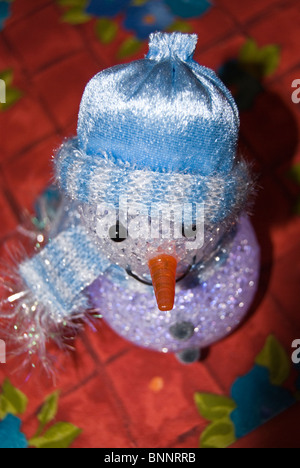 Décoration ornement de Noël Bonhomme vêtu de woolly hat and scarf avec grosse carotte pour le nez Banque D'Images