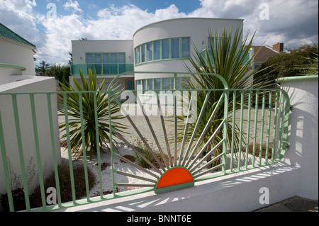 Maison Art déco avec des murs blancs et des garde-fous aux sunrise distinctif Frinton and-sur-Mer, partie de Frinton and unique Park Banque D'Images