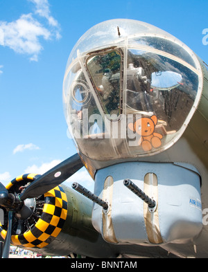 Nez, menton et position aimers bombe tourelle du célèbre Duxford (Angleterre) - Sur la base de navigabilité, B-17 Flying Fortress 'Sally B' Banque D'Images