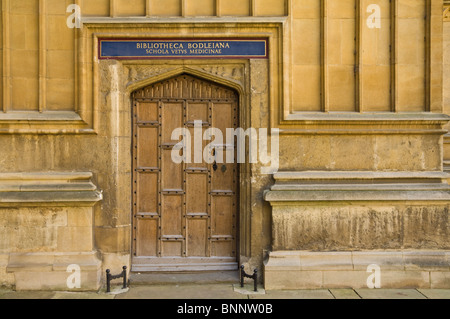 Vieille porte en bois, Bodleian Library University of Oxford Oxfordshire, Angleterre, RU, FR, EU, Europe Banque D'Images