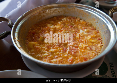 Menemen, des œufs pour le petit déjeuner à Trabzon, Turquie Banque D'Images