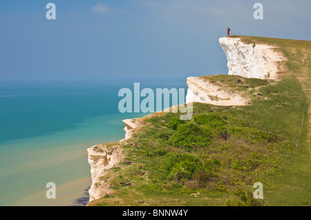 Randonneur sur les falaises de craie au-dessus de Beachy Head à la South Downs Way, Parc National des South Downs, East Sussex, Angleterre, Royaume-Uni, Banque D'Images